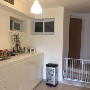 תמונות ממוסגרות על שידה לבנה מוארת