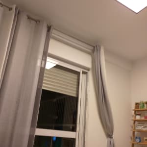 חלון עם תריסים סגורים ומסגרת לבנה