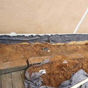 חומר איטום על קיר חיצוני עם יריעות בד