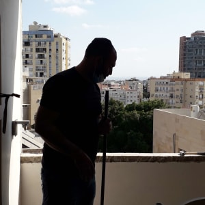 עבודת שבירת קיר ופינוי פסולת בנייה בדירה בתהליך שיפוץ