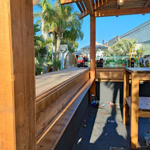 בר עץ עם בקבוקי שתייה על המדף