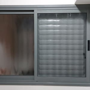 חלון אלומיניום עם זכוכית חלבית ותריסים