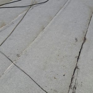 גג עם יריעות איטום וחוטי חשמל