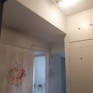 קיר עם ציור מופשט בצבעים שונים