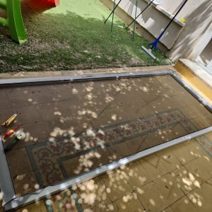 מסגרת תריסים על הרצפה עם כלים מסביב