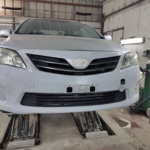 רכב על מעלית במוסך, מוכן לצביעה