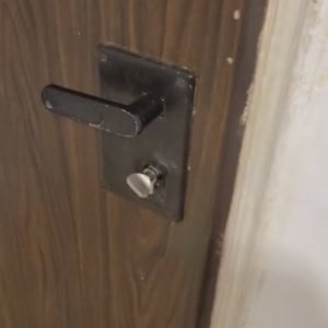 ידית ודלת עץ עם מנעול מתכת