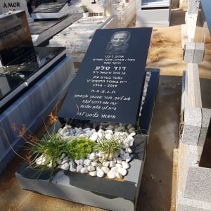 מצבות עם כיתוב ותמונות בבית קברות