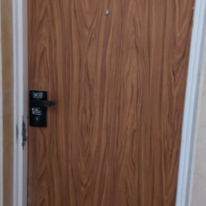 דלת עץ עם ידית מתכת ומנעול