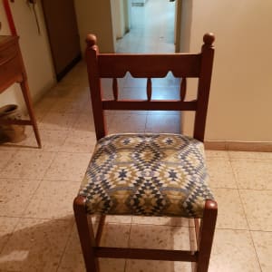 כיסא עץ עם ריפוד בד גיאומטרי צבעוני