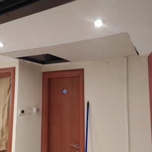 תקרת גבס עם חור פתוח ותאורה שקועה