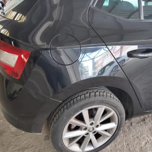 חלק אחורי של רכב עם פגוש וצמיג