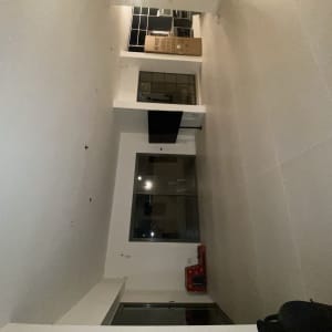 חדר ריק עם רצפה נקייה וארגזים בפינה