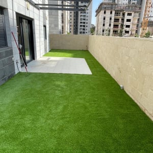 דשא סינתטי על מרפסת עם ריצוף חלקי