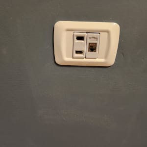 שקע רשת עם שני חיבורים על קיר אפור