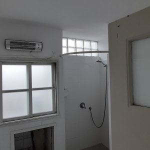 מברשת צבע על כיור בחדר אמבטיה