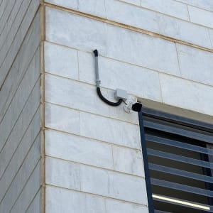 מצלמת אבטחה מותקנת על קיר חיצוני של בניין
