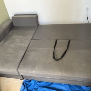 ספה אפורה עם כתמי לכלוך על המושב