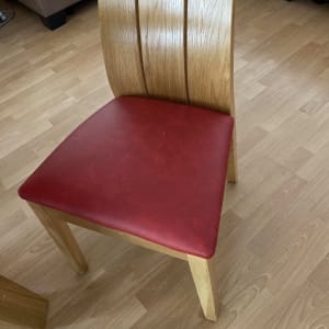 כיסא עץ עם ריפוד אדום על המושב