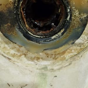 ניקוז חלוד עם סימני רטיבות ועובש