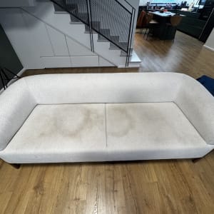 ספה עם כתמים לפני ניקוי