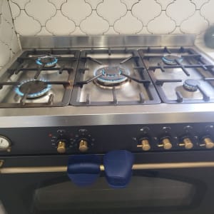 תנור גז עם כיריים במטבח מודרני