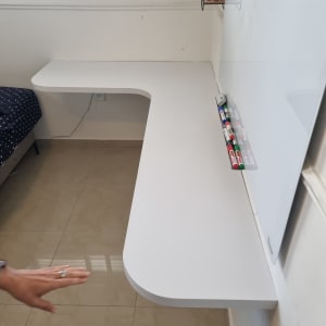 שולחן עבודה לבן עם לוח מחיק וטושים צבעוניים