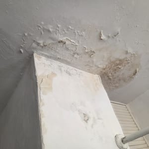 תקרה עם סימני רטיבות והתקלפות צבע