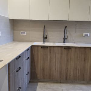 מטבח מודרני עם ארונות כיור וברזים