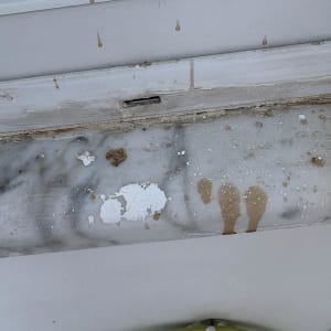 כתמי צבע על קיר ולוח שיש