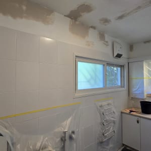 תיקוני צבע על קיר ותקרה בחדר אמבטיה