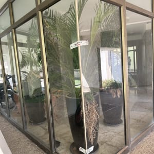 זכוכית שקופה עם מדבקות על חלון גדול