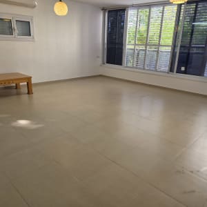 רצפה נקייה וחלונות עם תריסים פתוחים