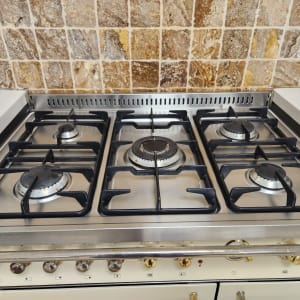 כיריים גז עם חמישה מבערים ומתגי שליטה