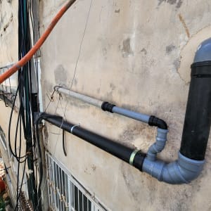 צינורות ותשתיות על קיר חיצוני של בניין