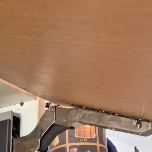 ציר מתכת מותקן על דלת ארון מטבח