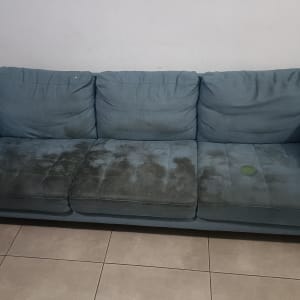 ספה כחולה עם כתמים על הריפוד