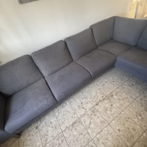 ספה אפורה על רצפת אריחים