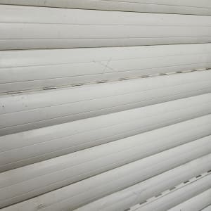 תריסים לבנים עם סימן איקס בעט כחול