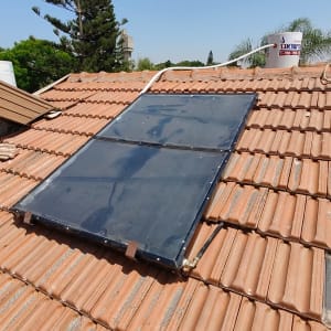 קולטי שמש מותקנים על גג רעפים אדום