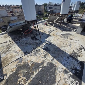 גג עם עבודות איטום ושיפוץ, דודי שמש וצנרת