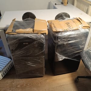 שני מקררים עטופים בניילון על רצפת עץ