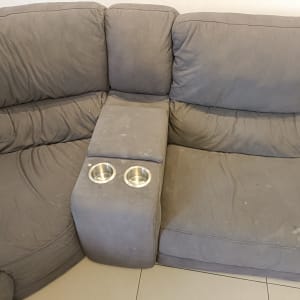 ספת בד פינתית בצבע אפור עם כתמים לפני ניקוי