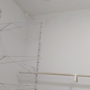 כתמים על קיר לבן בתהליך צביעה