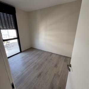 חדר ריק עם קירות צבועים ורצפת עץ