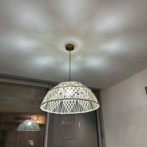 מנורת תקרה קלועה תלויה מהתקרה