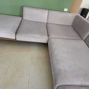 ספה אפורה על רצפת שיש בחדר מגורים