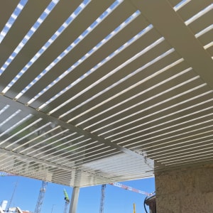 פרגולת אלומיניום לבנה עם קירוי סנטף שקוף במרפסת