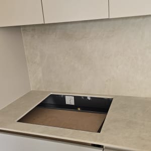 משטח שיש במטבח עם חור לכיריים