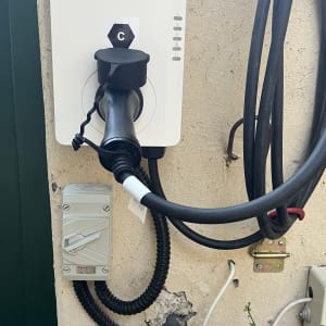 מטען חשמלי עם כבלים על קיר חיצוני